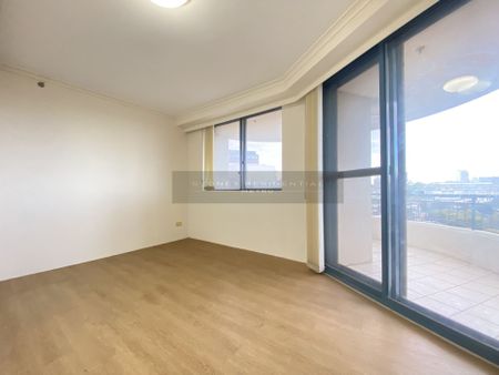 Large One Bedroom plus Huge Study with city views - Photo 2