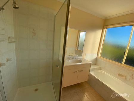 Spacious Family Home in Prime Carseldine Location - Photo 3