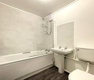 1 bed Flat Porter Close, RM20 - Photo 6