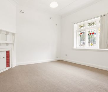 Immaculate Three-Bedroom Family Home with Gas Cook-Top, Double Carp... - Photo 5