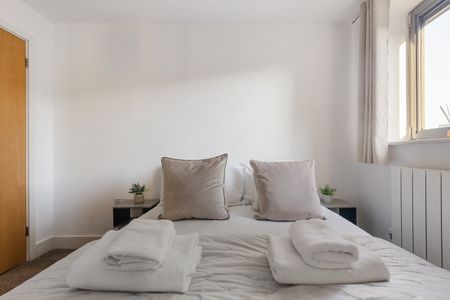 2 Bed Penthouse, Short Term Let, E14 - Photo 2