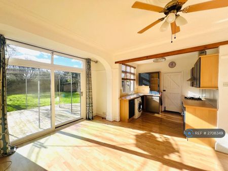 3 bedroom end of terrace house to rent - Photo 2