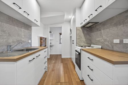 Charming Two Bedroom Cottage - Photo 2