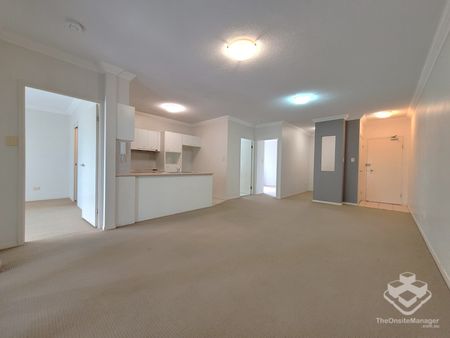 2 BEDS + LARGE STUDY MODERN APARTMENT NEXT DOOR TO INDOOROOPILLY SHOPPING CENTRE - Photo 2