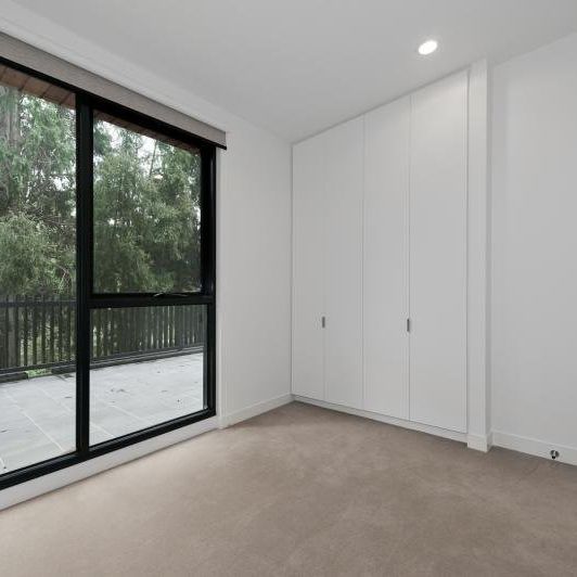 Stunning Apartment at Riverwood! 3 bedroom, 2 bathroom & 2 car parks & Huge Terrace! - Photo 1
