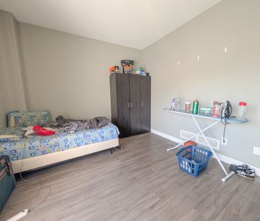 **ALL INCLUSIVE** STUDENTS/YOUNG PROFESSIONAL ROOM FOR RENT IN A ST... - Photo 3