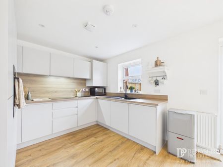 4 Bedroom Semi-Detached House - Photo 3