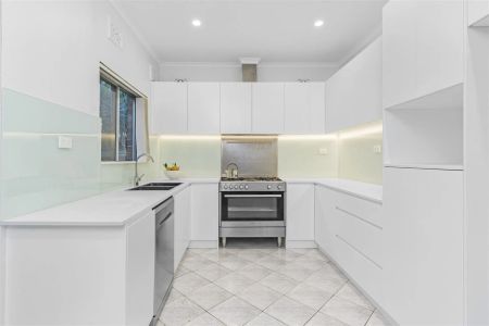 Stylish Double Brick Family Home with Golf Course Views - Photo 4