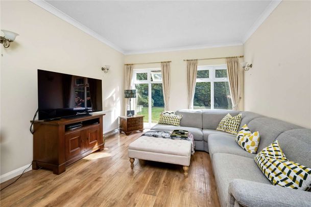 An exceptional detached family house with a double garage near the centre of Guildford and the Pewley Downs. - Photo 1