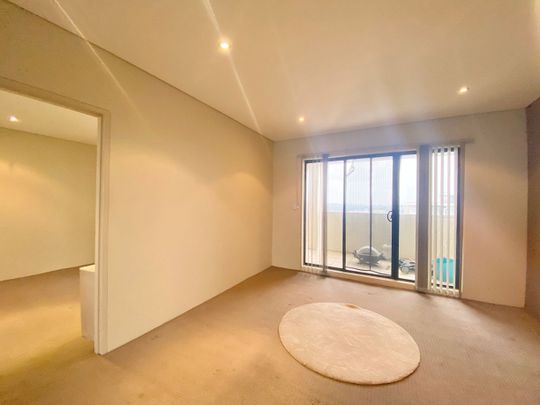 Spacious Modern Apartment in the Heart of Maroubra Junction! - Photo 1