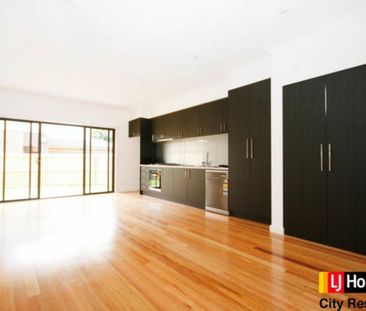 Amazing Double Storey Town-house in Unbeatable Locations Close to M... - Photo 3
