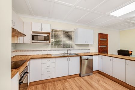 Single level 3 bedroom home with fully secured yard - Photo 4