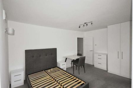 Manor Vale, Brentford, TW8 - Photo 2