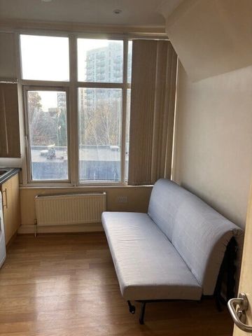 High Street, London - Photo 2