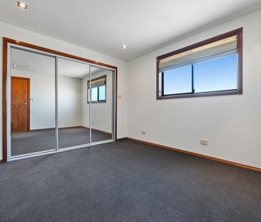 Spacious 4 Bedroom Home with Above Ground Swimming Pool - Photo 5