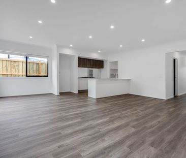 Family-Friendly 4-Bedroom Townhouse with Modern Amenities - Photo 1