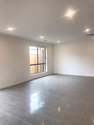 Family Home in Thornhill Park - Photo 2