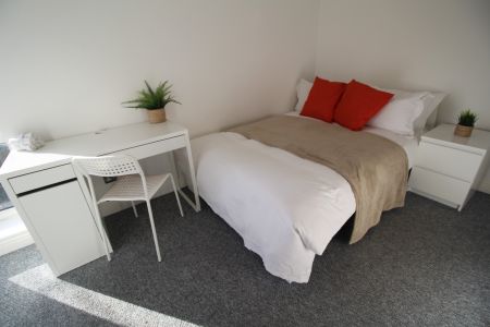 3 Bedroom Apartment - Photo 2