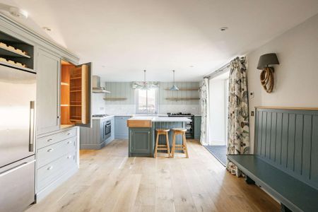 An outstanding conversion of former Grade II listed agricultural building located along the sought after North Norfolk Coast. - Photo 3