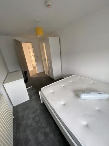 1 bedroom in a flat share to rent - Photo 2