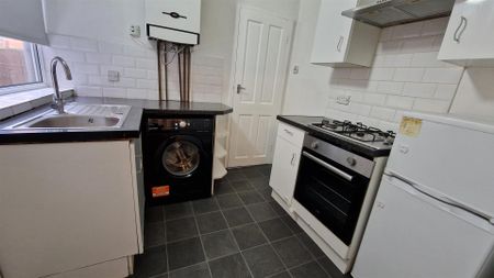 2 bed flat to rent in Trewhitt Road, Heaton, Newcastle Upon Tyne - Photo 2