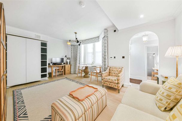 Lower ground floor studio apartment with a private entrance and a separate kitchen, in the heart of Kensington. - Photo 1