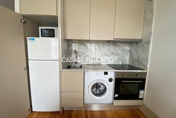 Apartamento T0+1 para arrendamento na Rua Santa Catarina, Porto