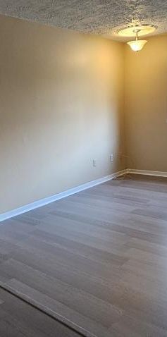 4 1/2 dans Triplex près des Galeries d'Anjou - Photo 1