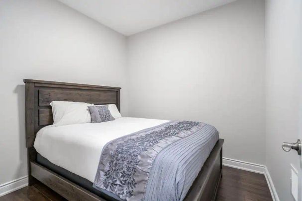 Toronto Furnished Detached Home for Rent - Elegant 4 Bedroom with Private Garden and Garage plus Fireplace - Photo 1