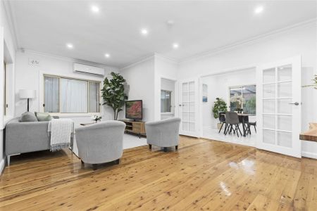 Stylish Double Brick Family Home with Golf Course Views - Photo 2