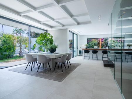 5 bedroom luxury Villa for rent in The Golden Mile, Marbella, Andalusia - Photo 2