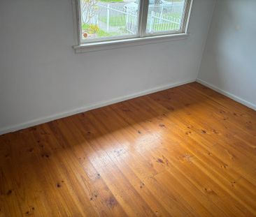 PERFECTLY LOCATED FAMILY HOME! - Photo 2