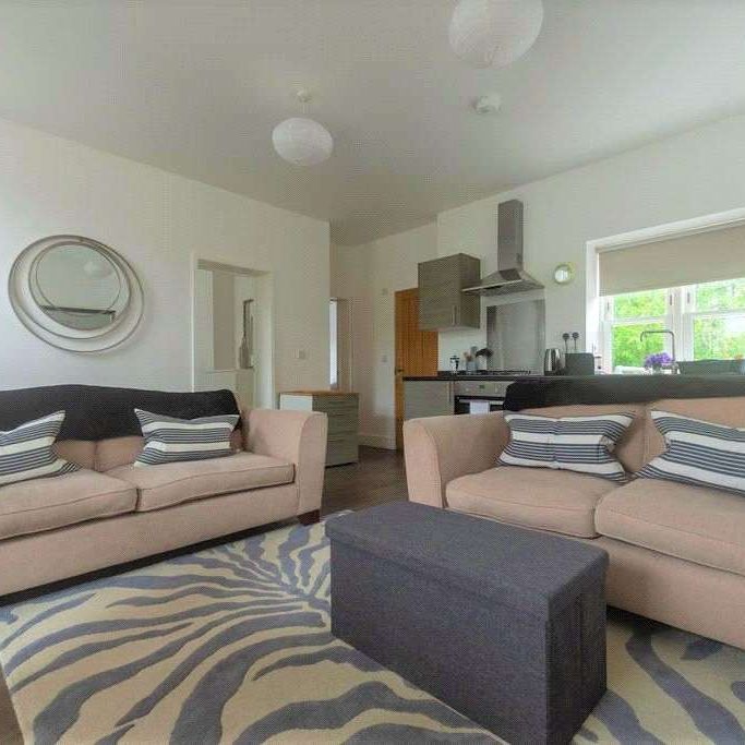 All inclusive short let. Lovely apartment close to amenities with all bills included - Photo 1