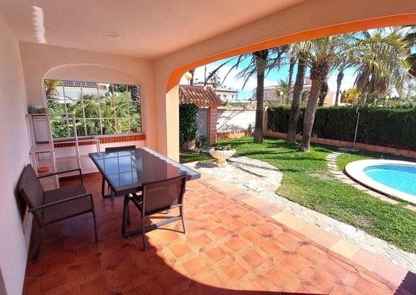 Villa con la piscina privada en Cabo Roig.
