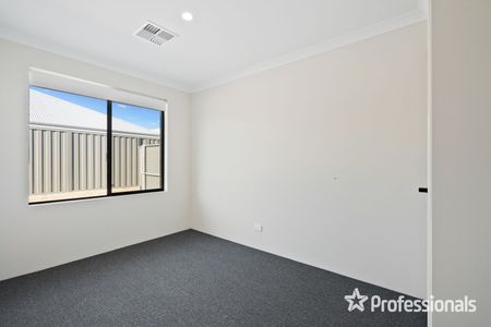 Modern 4-Bedroom Home! - Photo 3