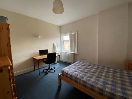 4 bedroom flat to rent - Photo 3