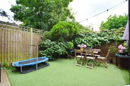 4 bedroom terraced house to rent - Photo 3