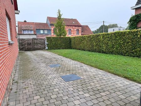 Gezellige half open bebouwing met 3 slaapkamers, garage en tuin. - Photo 3