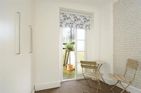 Dewsbury Court, London, Chiswick Road - Photo 3