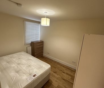 3 Bed Flat, Old Kent Road, SE15 - Photo 2