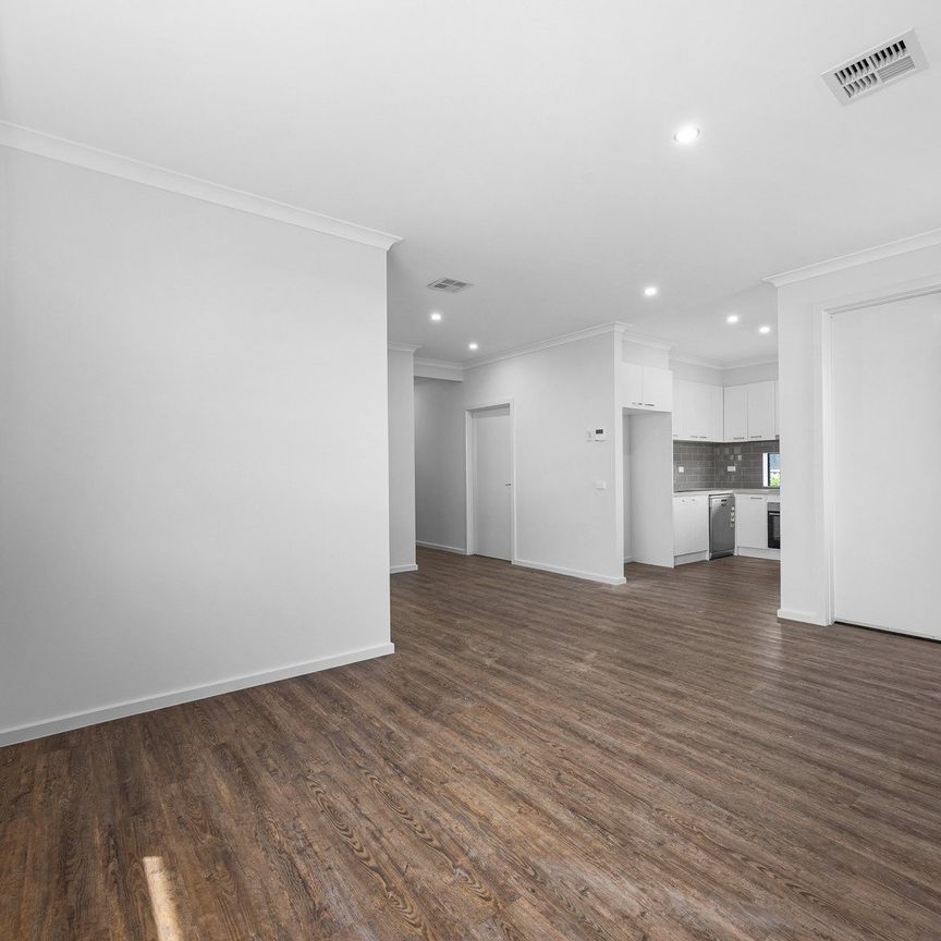 VERY CLEAN AND TIDY 5 BEDROOM HOUSE - Photo 1