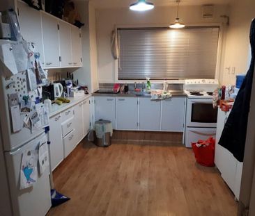 Spacious & refreshed 2 bedroom flat - Photo 6