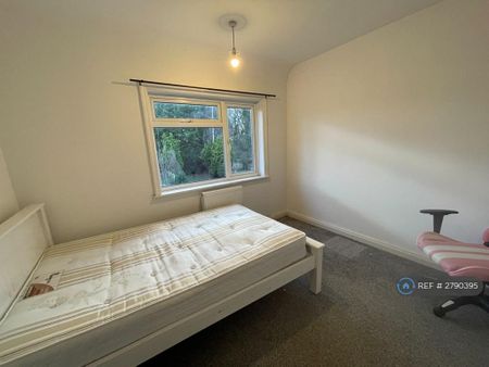 3 bedroom semi-detached house to rent - Photo 2