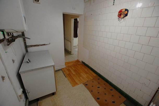 4 bedroom end of terrace house to rent - Photo 1