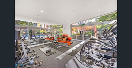 LEAFY CONTEMPORARY LIVING CLOSE TO MACQUARIE CENTRE - Photo 4