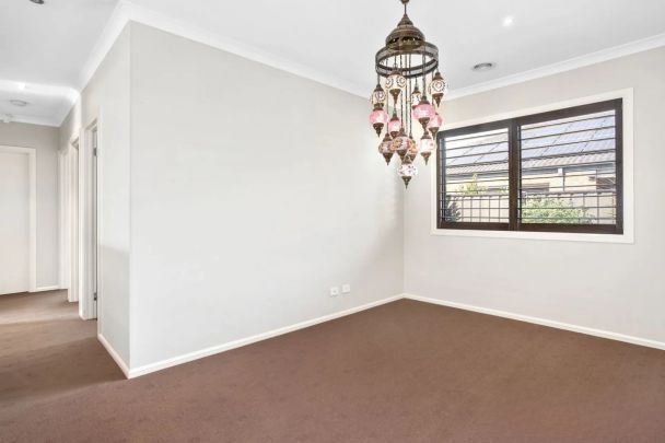 The Perfect Blend of Comfort, Space and Location - Photo 1