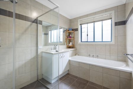 Spacious 4-bedroom Thurgoona Home - Photo 5