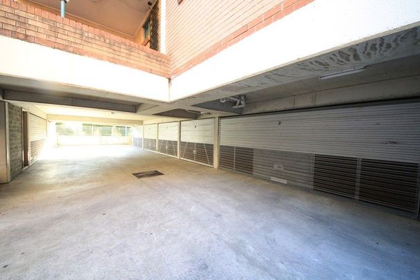 HUGE TWO BEDROOM APARTMENT !! - Photo 1