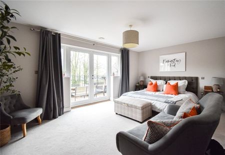 Delightful semi-detached 4-bedroom executive house in Saffron Walden offering excellent connections to London & Cambridge. Unfurnished. - Photo 4