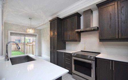 For Lease - 590 Sweetwater Crescent, Newmarket, Ontario - Photo 4